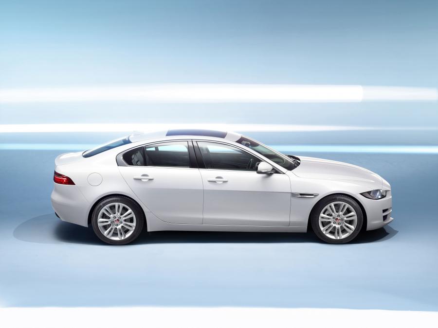  Jaguar XE Prestige 2015 года  (UK) (фото 6 из 15)